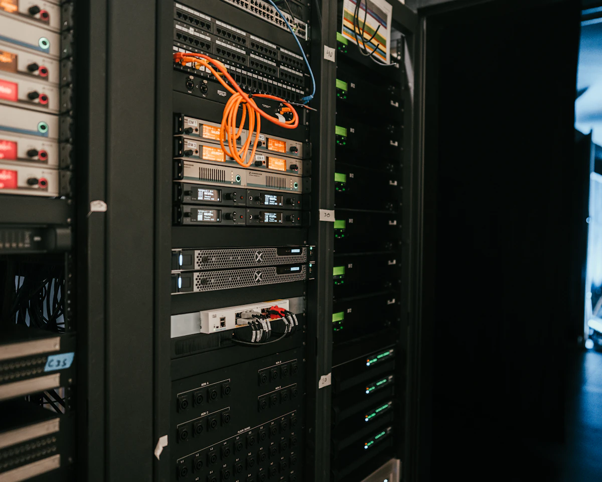Serverrack med nätverksutrustning och kablage.