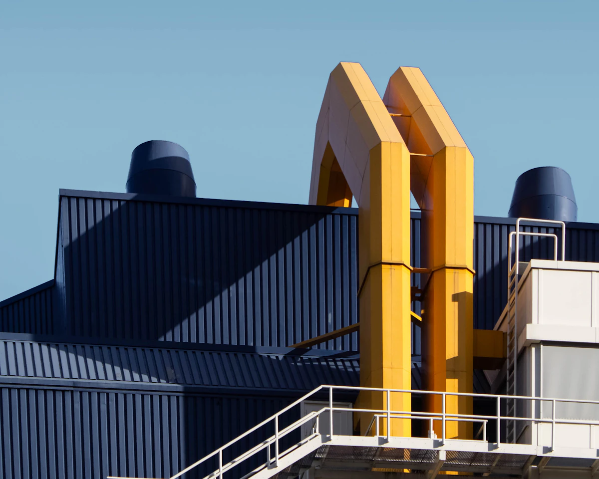Industribyggnad med tydliga gula ventilationskanaler.