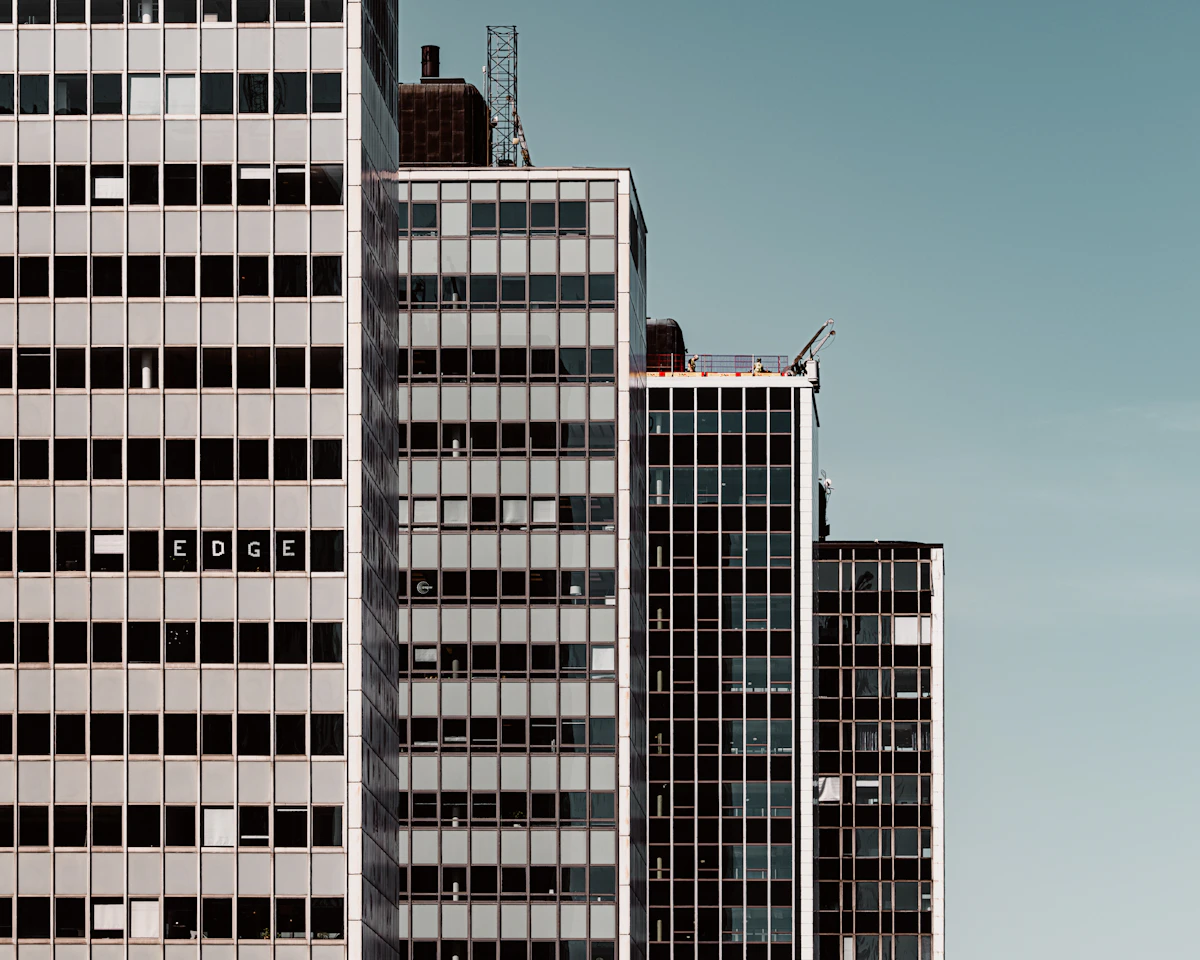 Kontorsarkitektur och ljus himmel vid Sergels torg i Stockholm.