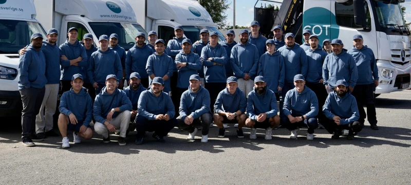 Gruppfoto framför COT Sveriges fordon.